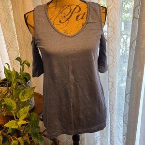 🌸💟 FINAL SALE 💟🌸 Lucy & Laurel Cold Shoulder Top Size Small